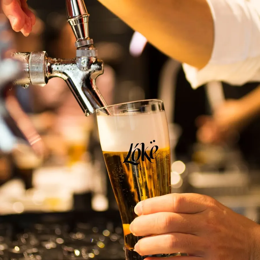 Chopp Lókë Beer sendo servido na torneira