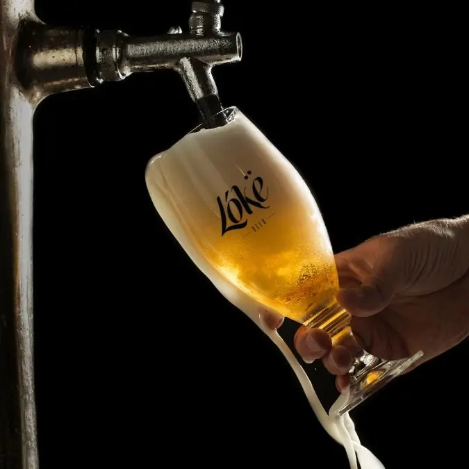 Chopp Lókë Beer sendo servido na torneira